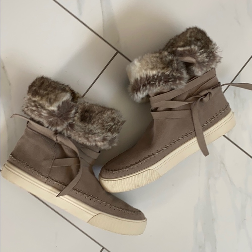 NWOT SALE‼️Toms fur boots - Picture 10 of 10
